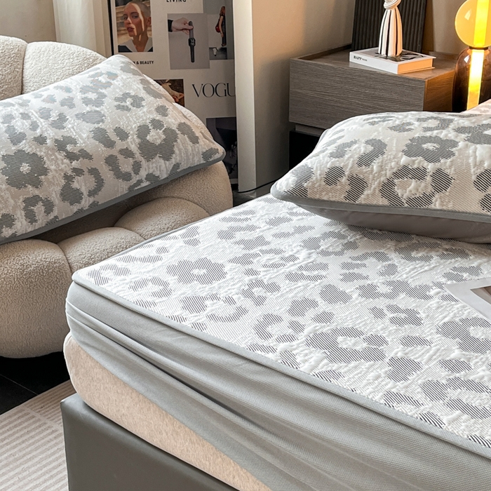 91家纺网 家纺一手货源 找家纺 子曰 2025春夏新款A类中分子430gPE聚乙烯乙纶凉豆豆凉席-床笠款 小豹纹-灰