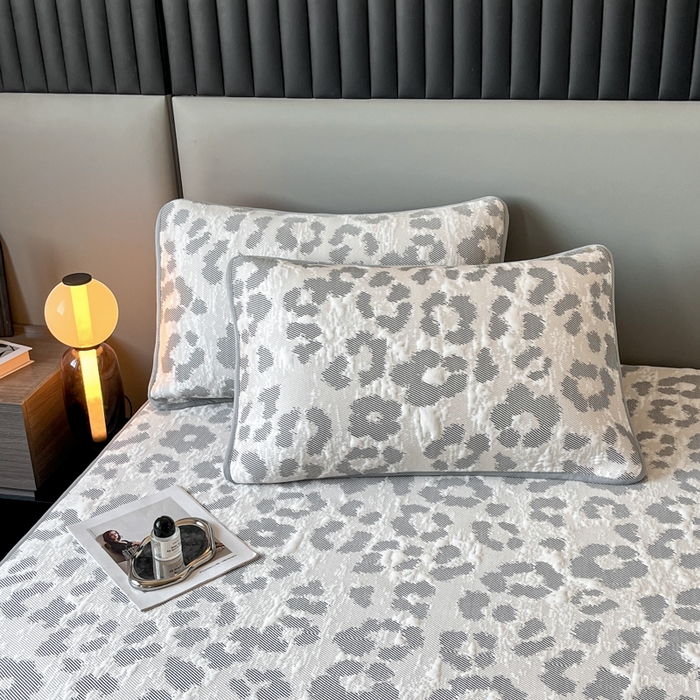 91家纺网 家纺一手货源 找家纺 子曰 2025春夏新款A类中分子430gPE聚乙烯乙纶凉豆豆凉席-床笠款 小豹纹-灰