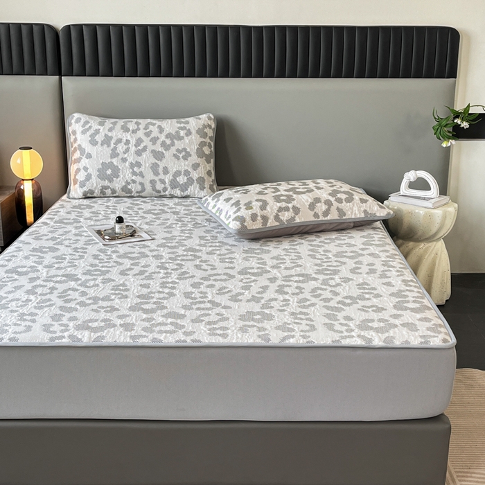 91家纺网 家纺一手货源 找家纺 子曰 2025春夏新款A类中分子430gPE聚乙烯乙纶凉豆豆凉席-床笠款 小豹纹-灰