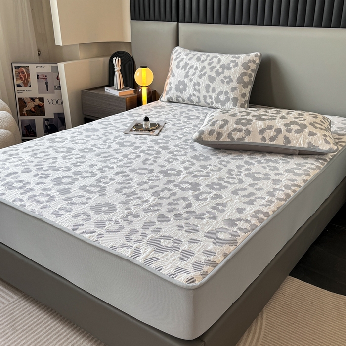 91家纺网 家纺一手货源 找家纺 子曰 2025春夏新款A类中分子430gPE聚乙烯乙纶凉豆豆凉席-床笠款 小豹纹-灰