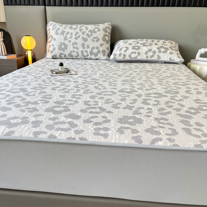 91家纺网 家纺一手货源 找家纺 子曰 2025春夏新款A类中分子430gPE聚乙烯乙纶凉豆豆凉席-床笠款 小豹纹-灰