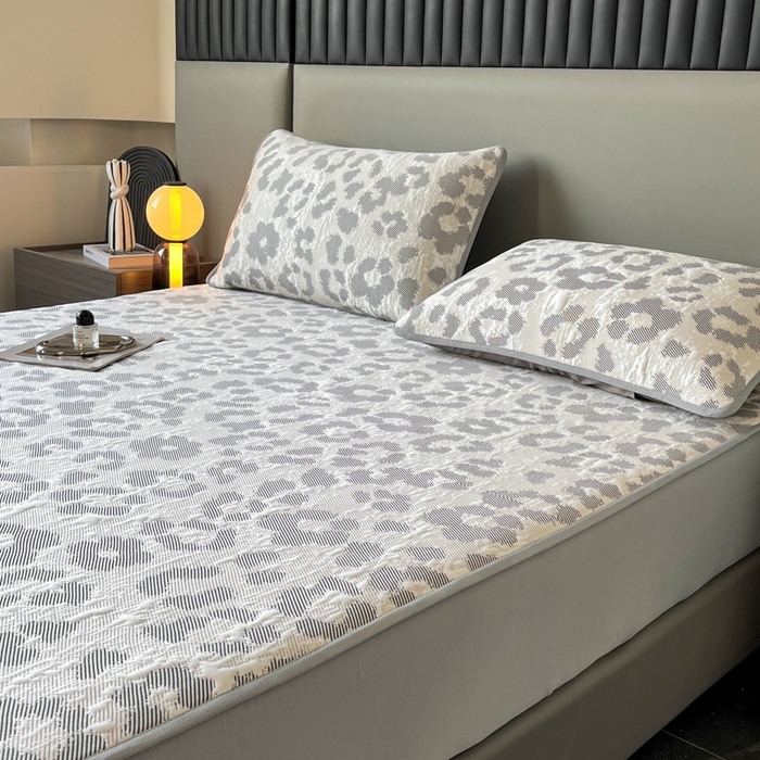 91家纺网 家纺一手货源 找家纺 子曰 2025春夏新款A类中分子430gPE聚乙烯乙纶凉豆豆凉席-床笠款 小豹纹-灰