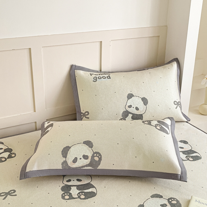 91家纺网 家纺一手货源 找家纺 柒月家居 2025新款小清新印花冰藤系列凉席席子-床笠款 熊猫团子