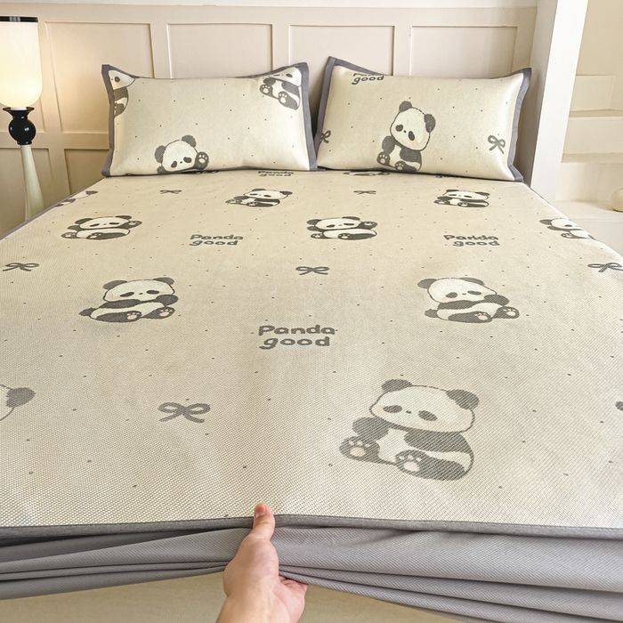 91家纺网 家纺一手货源 找家纺 柒月家居 2025新款小清新印花冰藤系列凉席席子-床笠款 熊猫团子