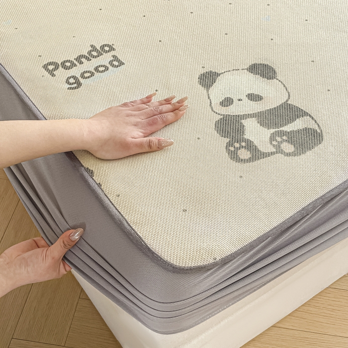 91家纺网 家纺一手货源 找家纺 柒月家居 2025新款小清新印花冰藤系列凉席席子-床笠款 熊猫团子