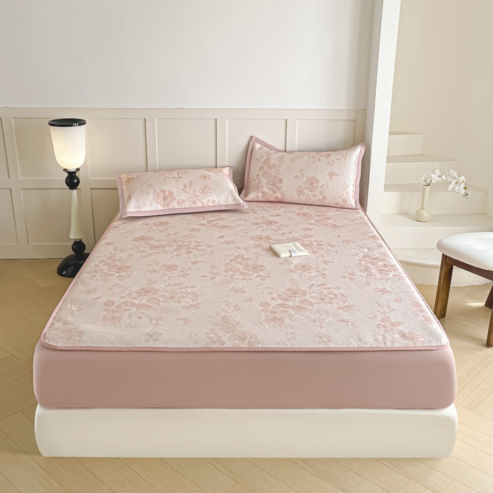 91家纺网 家纺一手货源 找家纺 柒月家居 2025新款小清新印花冰藤系列凉席席子-床笠款 花间-粉