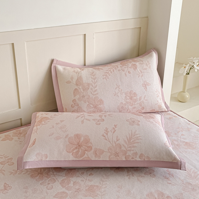 91家纺网 家纺一手货源 找家纺 柒月家居 2025新款小清新印花冰藤系列凉席席子-床笠款 花间-粉