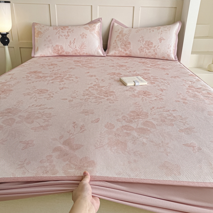 91家纺网 家纺一手货源 找家纺 柒月家居 2025新款小清新印花冰藤系列凉席席子-床笠款 花间-粉