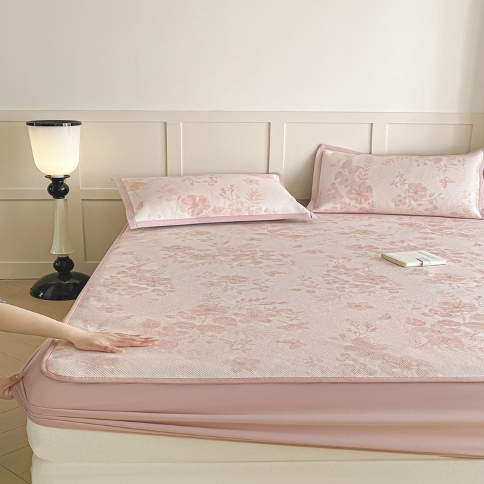 91家纺网 家纺一手货源 找家纺 柒月家居 2025新款小清新印花冰藤系列凉席席子-床笠款 花间-粉