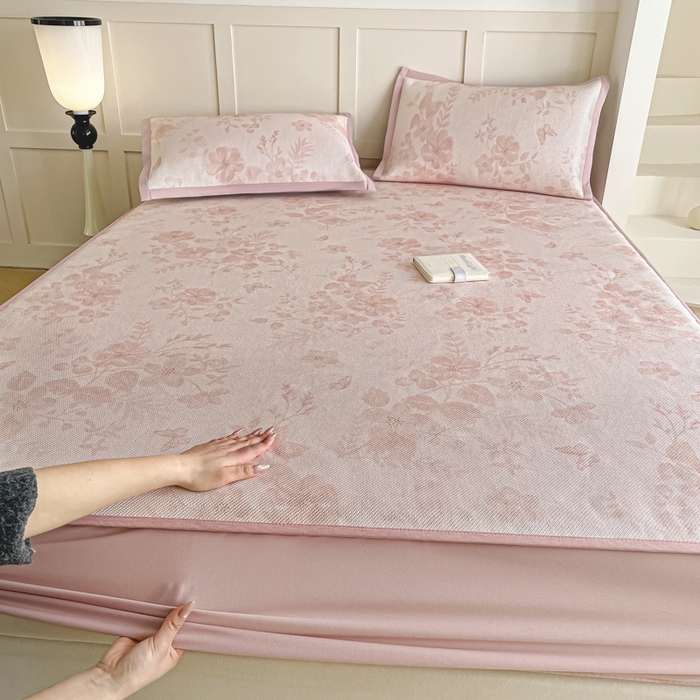 91家纺网 家纺一手货源 找家纺 柒月家居 2025新款小清新印花冰藤系列凉席席子-床笠款 花间-粉