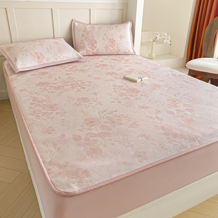 91家纺网 家纺一手货源 找家纺 柒月家居 2025新款小清新印花冰藤系列凉席席子-床笠款 花间-粉