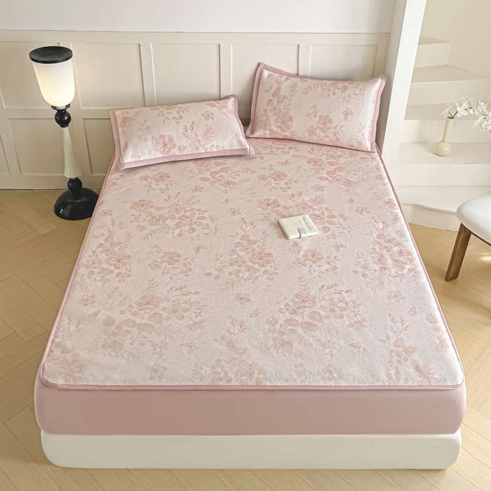 91家纺网 家纺一手货源 找家纺 柒月家居 2025新款小清新印花冰藤系列凉席席子-床笠款 花间-粉