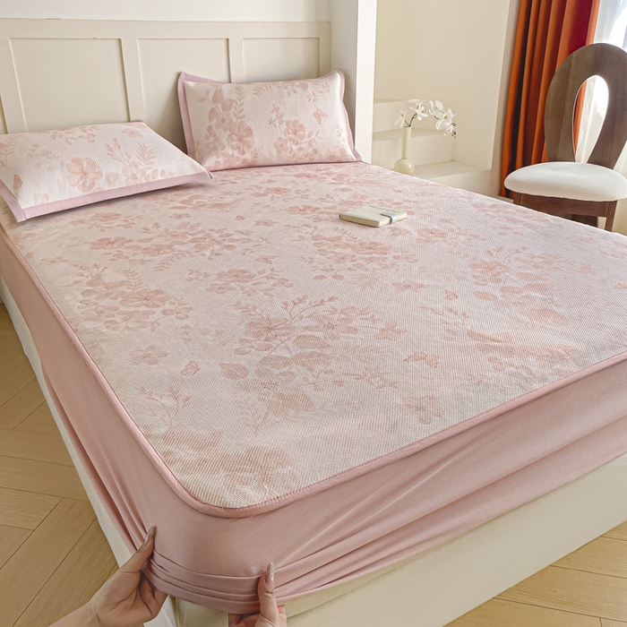 91家纺网 家纺一手货源 找家纺 柒月家居 2025新款小清新印花冰藤系列凉席席子-床笠款 花间-粉