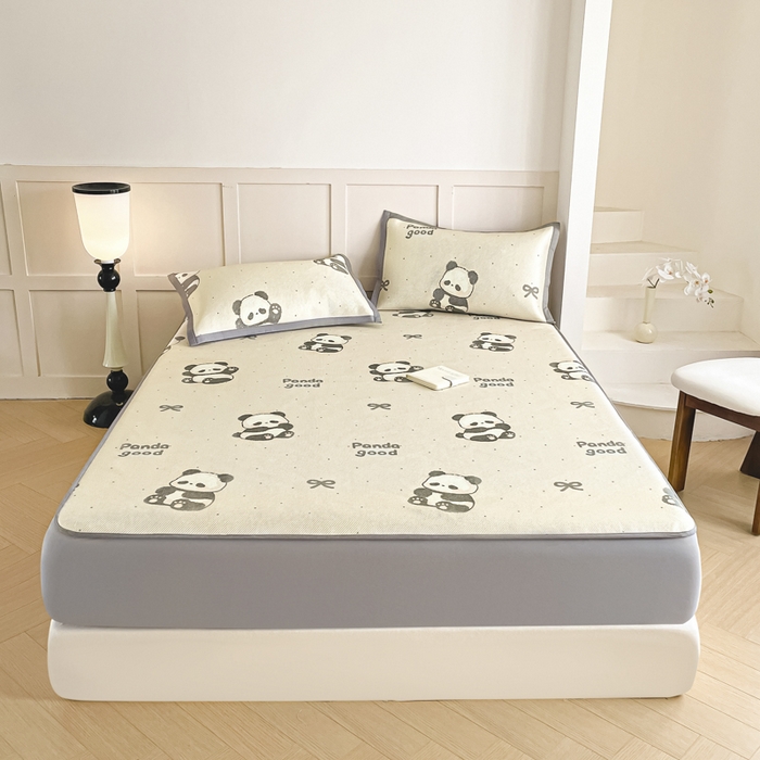 91家纺网 家纺一手货源 找家纺 柒月家居 2025新款小清新印花冰藤系列凉席席子-床笠款 熊猫团子