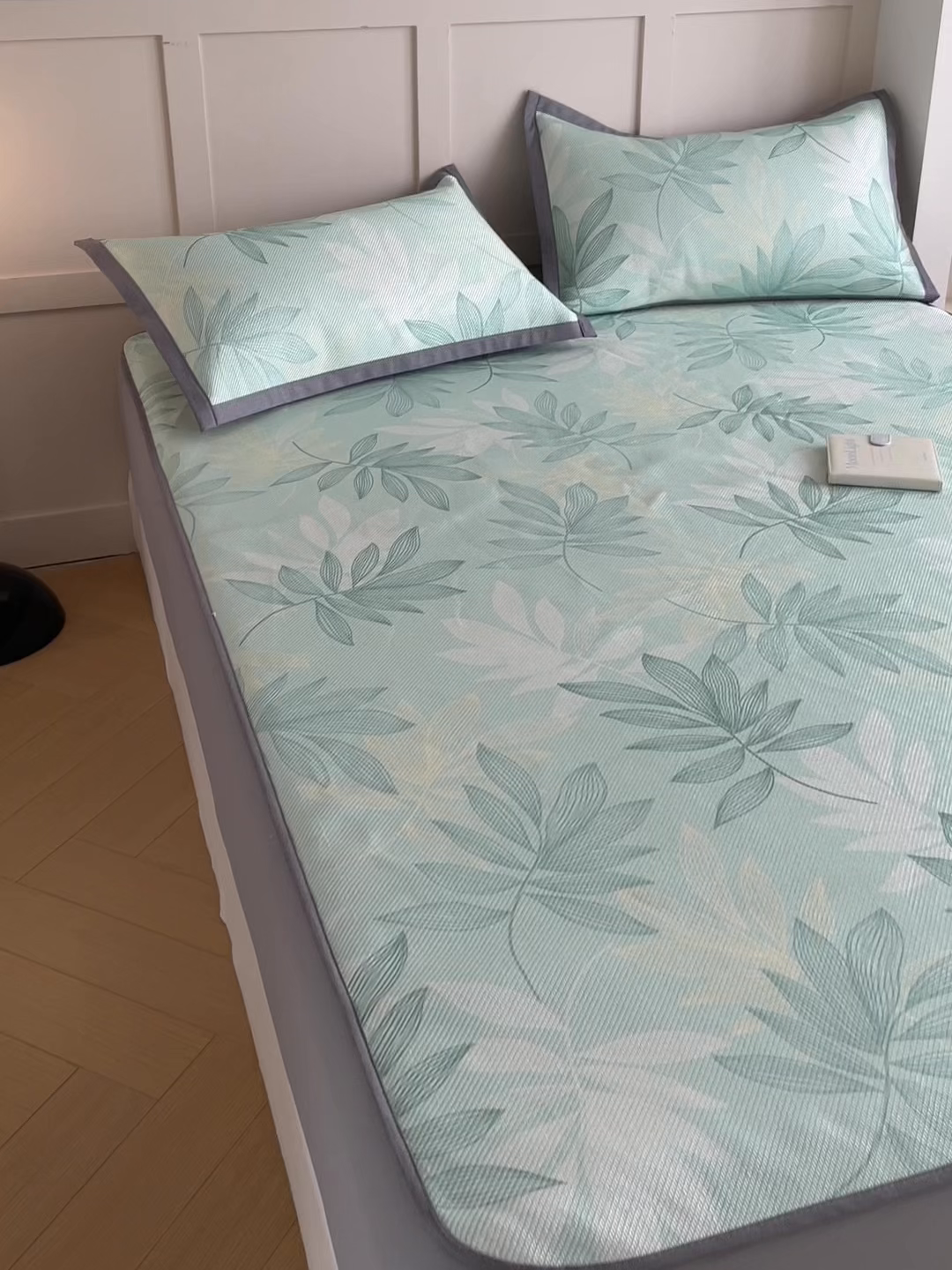 91家纺网 家纺一手货源 找家纺 柒月家居 2025新款小清新印花冰藤系列凉席席子-床笠款 风华-绿