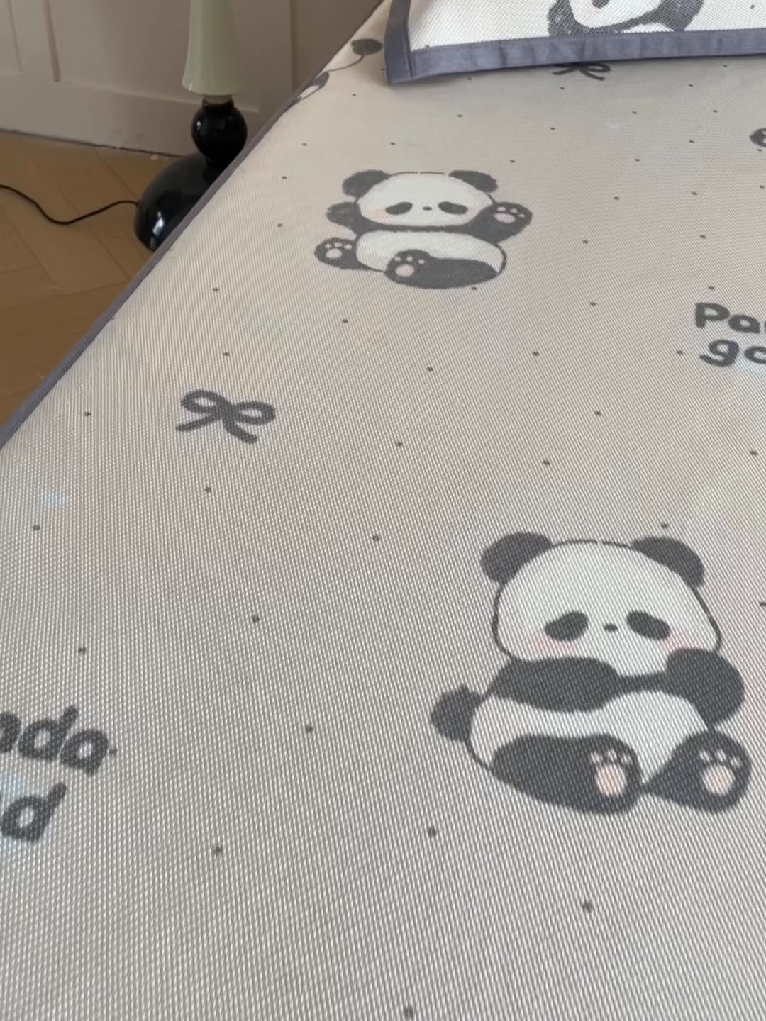 91家纺网 家纺一手货源 找家纺 柒月家居 2025新款小清新印花冰藤系列凉席席子-床笠款 熊猫团子