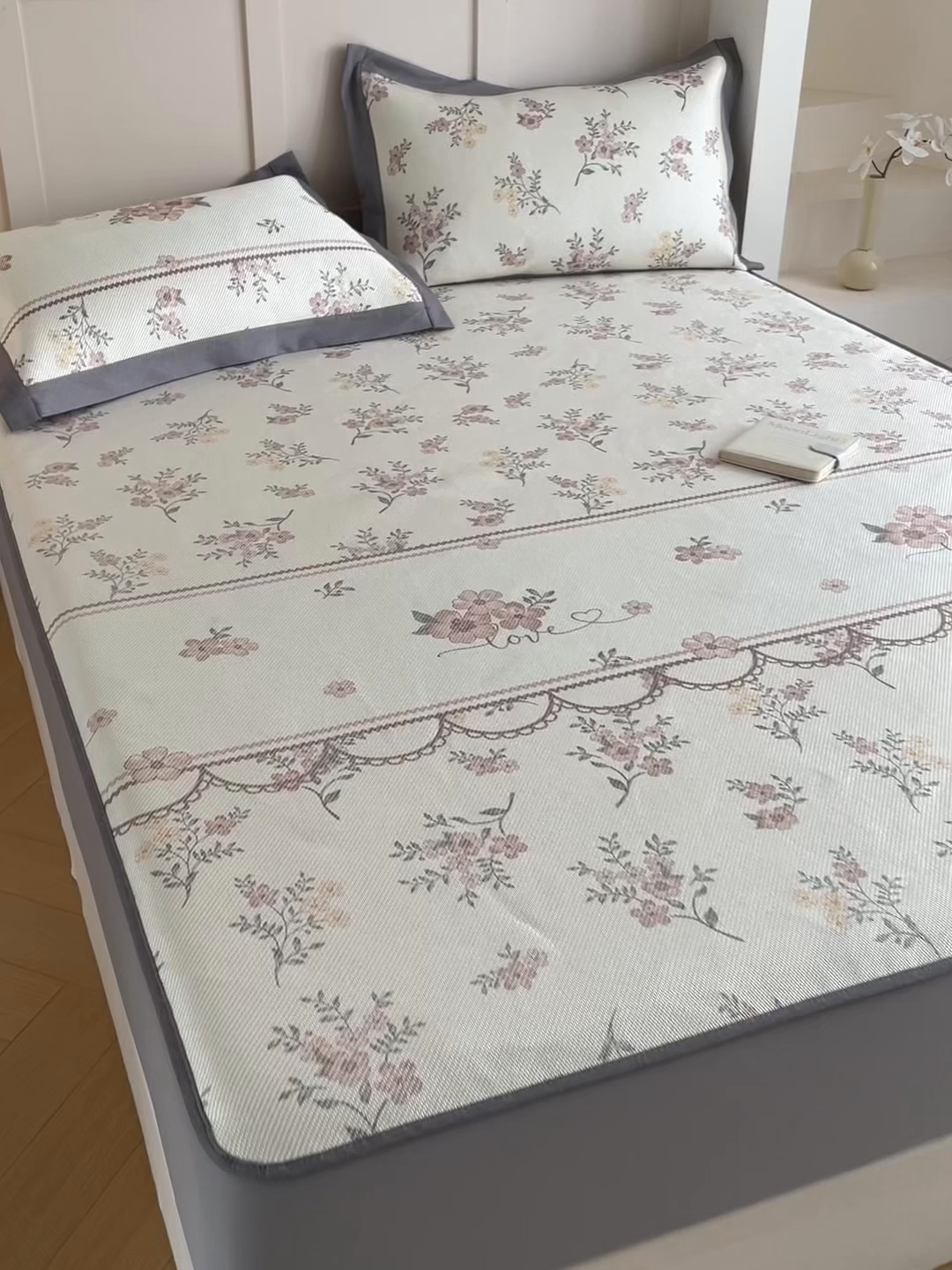 91家纺网 家纺一手货源 找家纺 柒月家居 2025新款小清新印花冰藤系列凉席席子-床笠款 花蔓