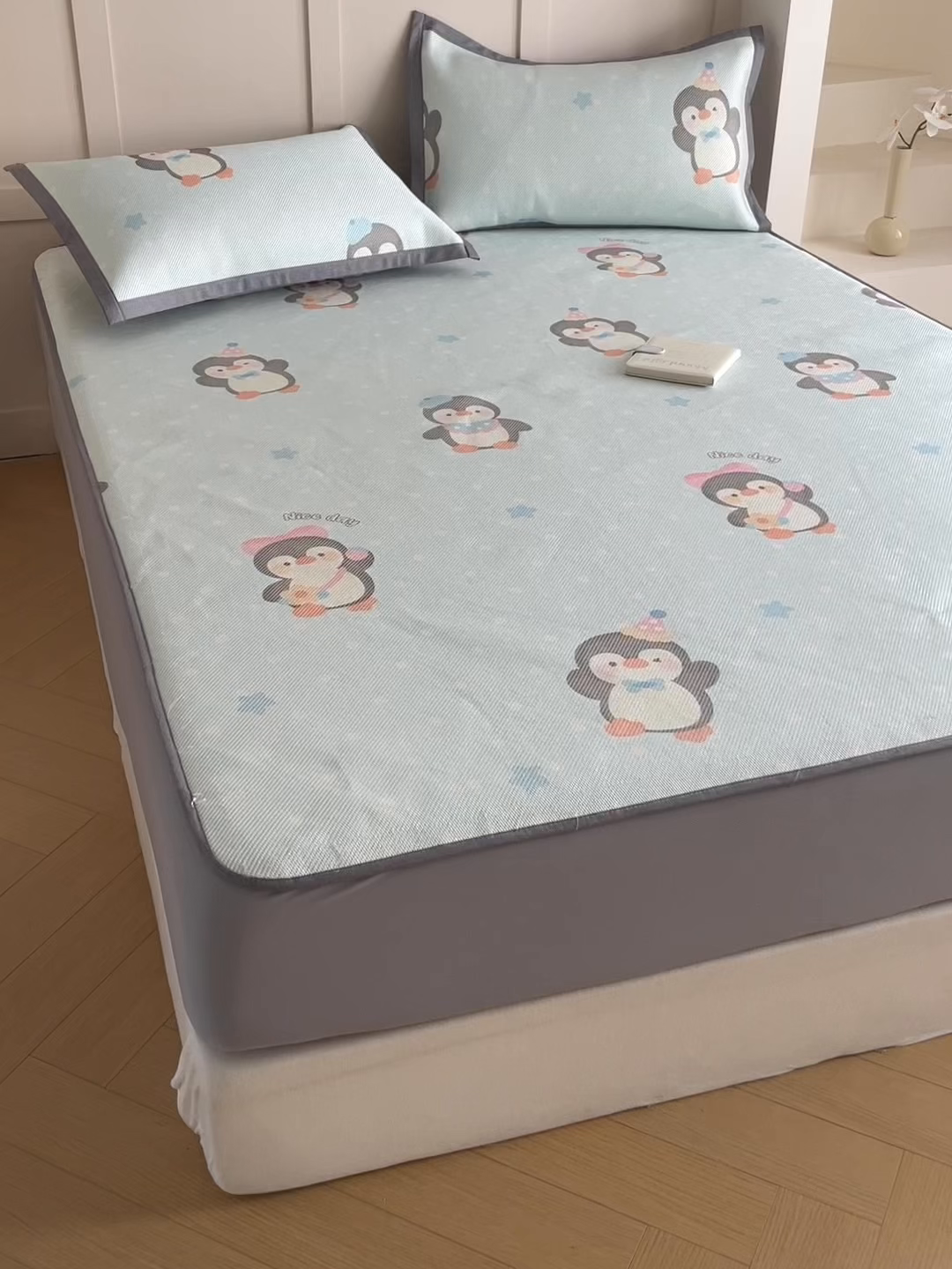 91家纺网 家纺一手货源 找家纺 柒月家居 2025新款小清新印花冰藤系列凉席席子-床笠款 呆萌企鹅