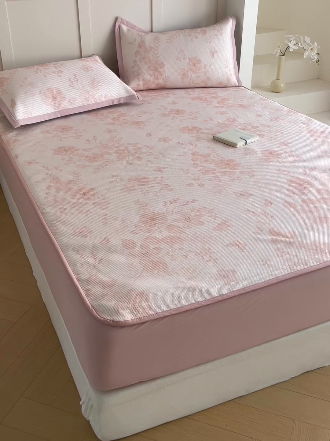 91家纺网 家纺一手货源 找家纺 柒月家居 2025新款小清新印花冰藤系列凉席席子-床笠款 花间-粉