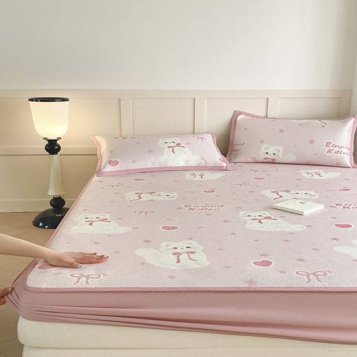 91家纺网 家纺一手货源 找家纺 柒月家居 2025新款小清新印花冰藤系列凉席席子-床笠款 猫猫日记