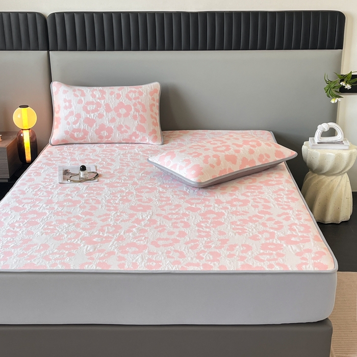 91家纺网 家纺一手货源 找家纺 子曰 2025春夏新款A类中分子430gPE聚乙烯乙纶凉豆豆凉席-床笠款 小豹纹-粉