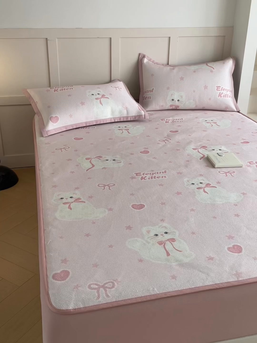 91家纺网 家纺一手货源 找家纺 柒月家居 2025新款小清新印花冰藤系列凉席席子-床笠款 猫猫日记