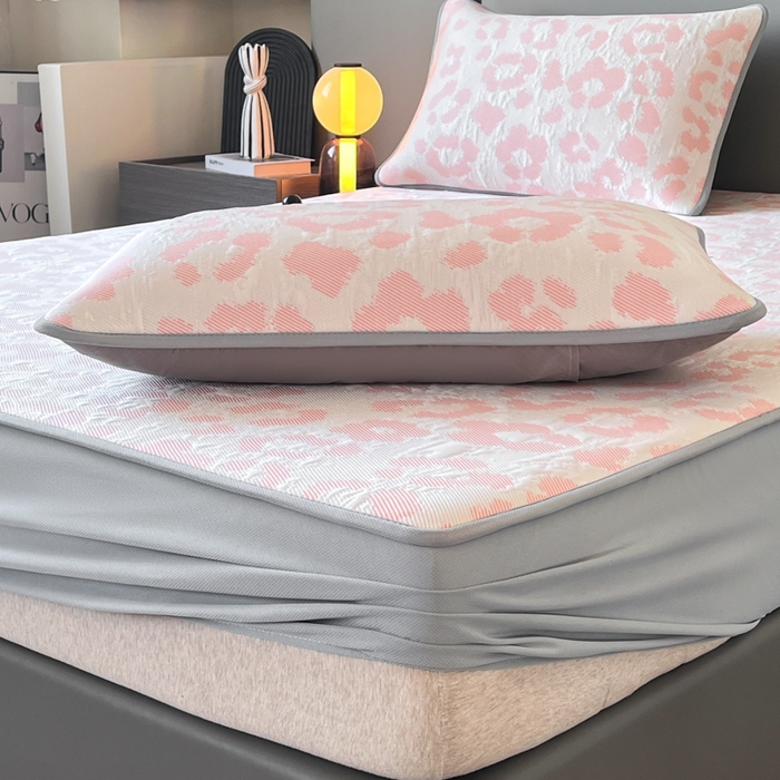 91家纺网 家纺一手货源 找家纺 子曰 2025春夏新款A类中分子430gPE聚乙烯乙纶凉豆豆凉席-床笠款 小豹纹-粉