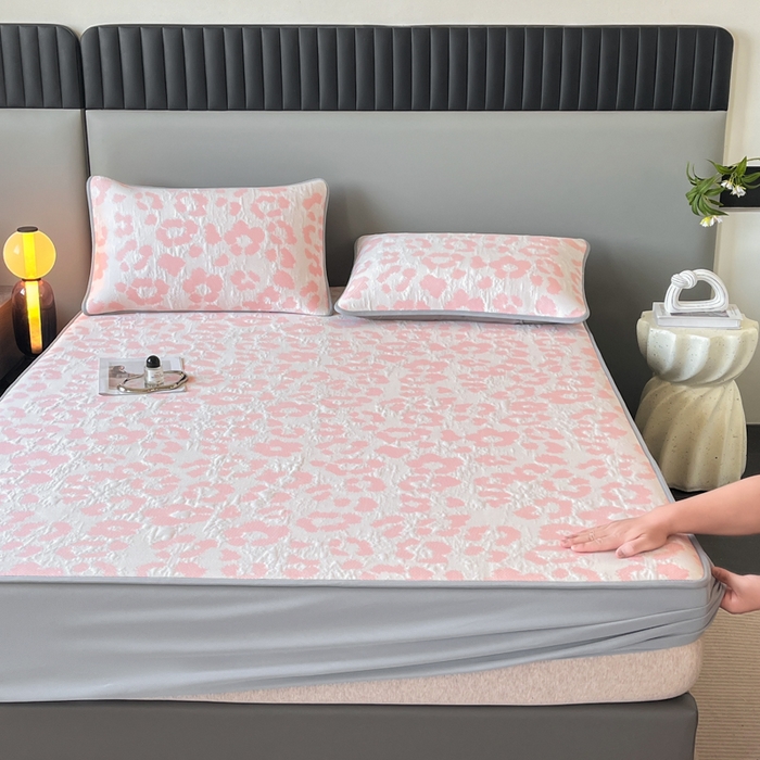 91家纺网 家纺一手货源 找家纺 子曰 2025春夏新款A类中分子430gPE聚乙烯乙纶凉豆豆凉席-床笠款 小豹纹-粉