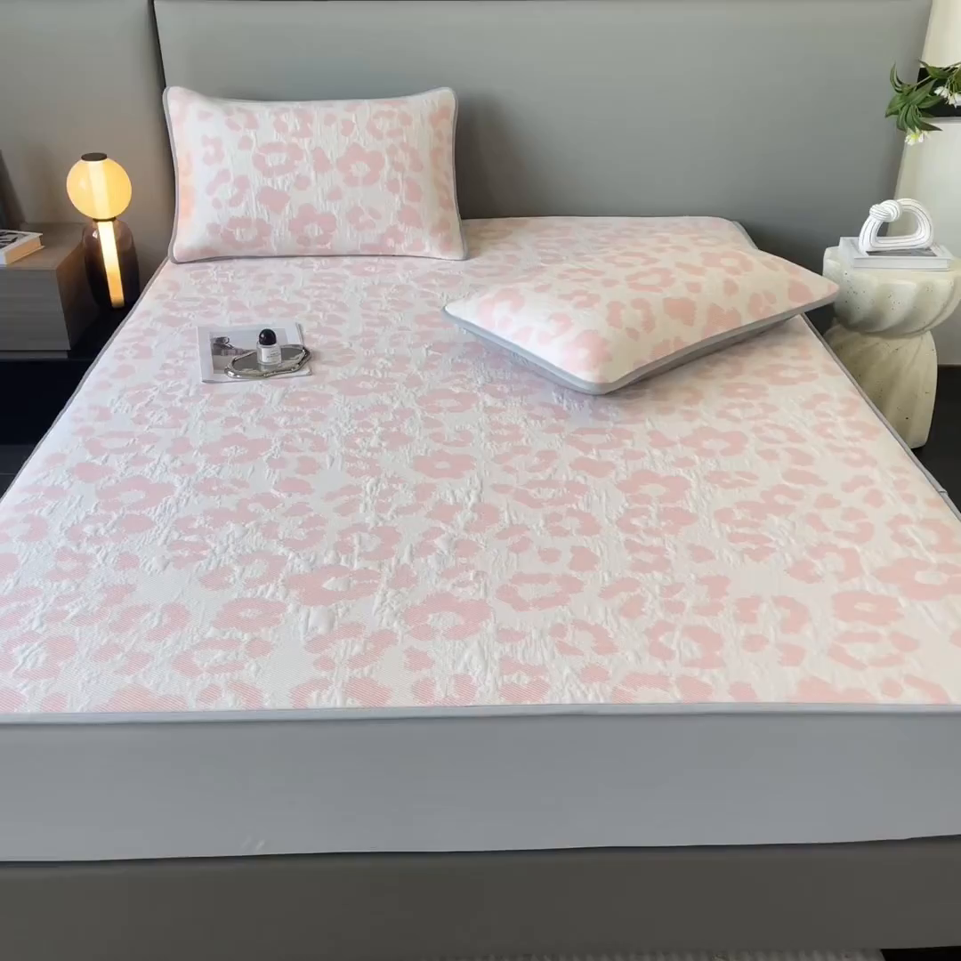 91家纺网 家纺一手货源 找家纺 子曰 2025春夏新款A类中分子430gPE聚乙烯乙纶凉豆豆凉席-床笠款 小豹纹-粉