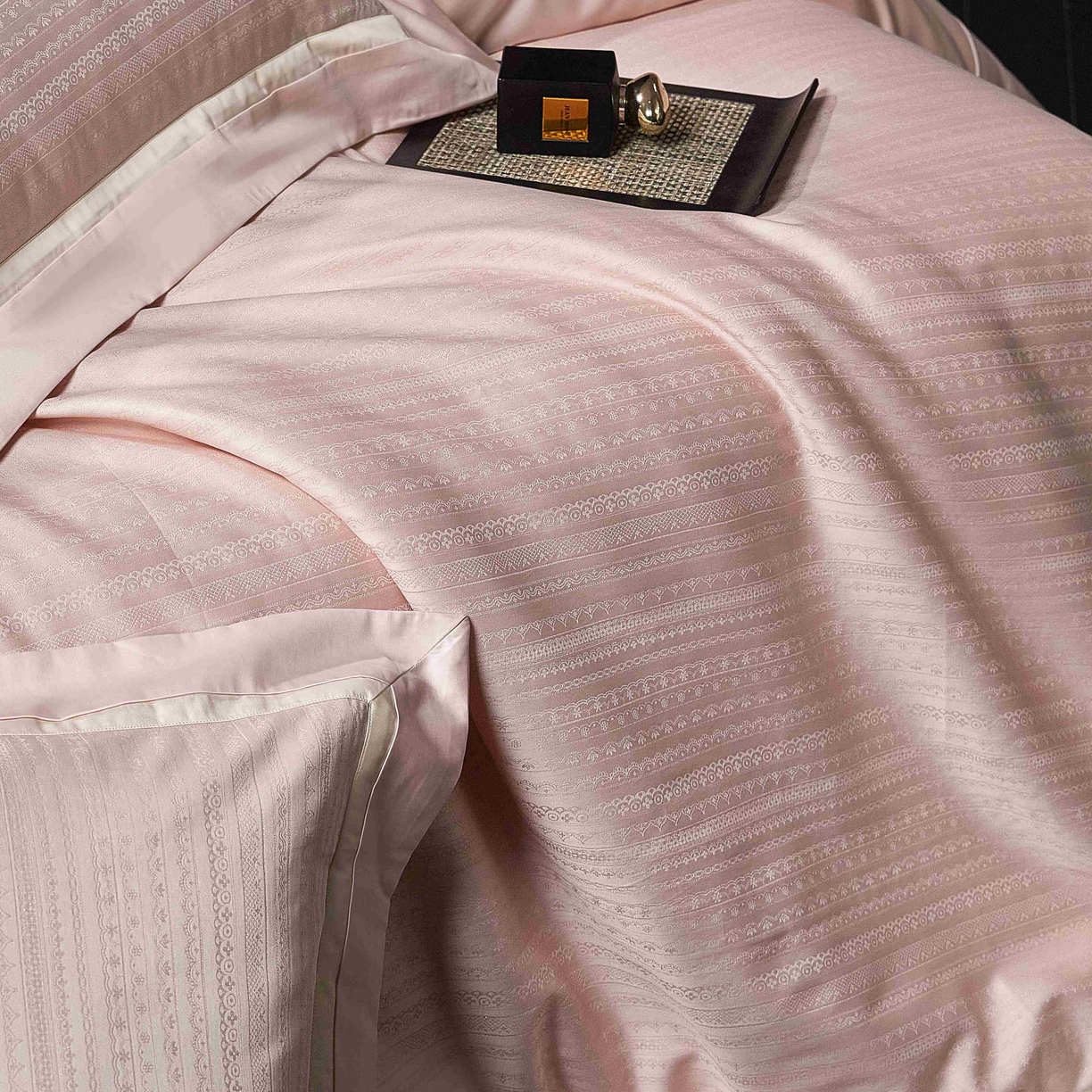 91家纺网 家纺一手货源 找家纺 安莱生活 2025年新品50银丝星晴提花系列四件套 若初