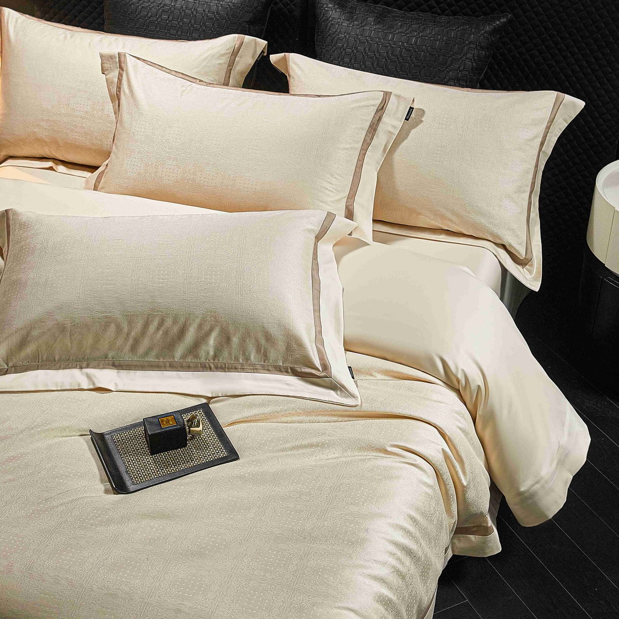 91家纺网 家纺一手货源 找家纺 安莱生活 2025年新品50银丝星晴提花系列四件套 梦莱