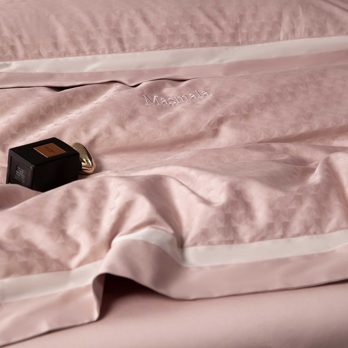 91家纺网 家纺一手货源 找家纺 安莱生活 2025年新品50银丝星晴提花系列四件套 镜莱