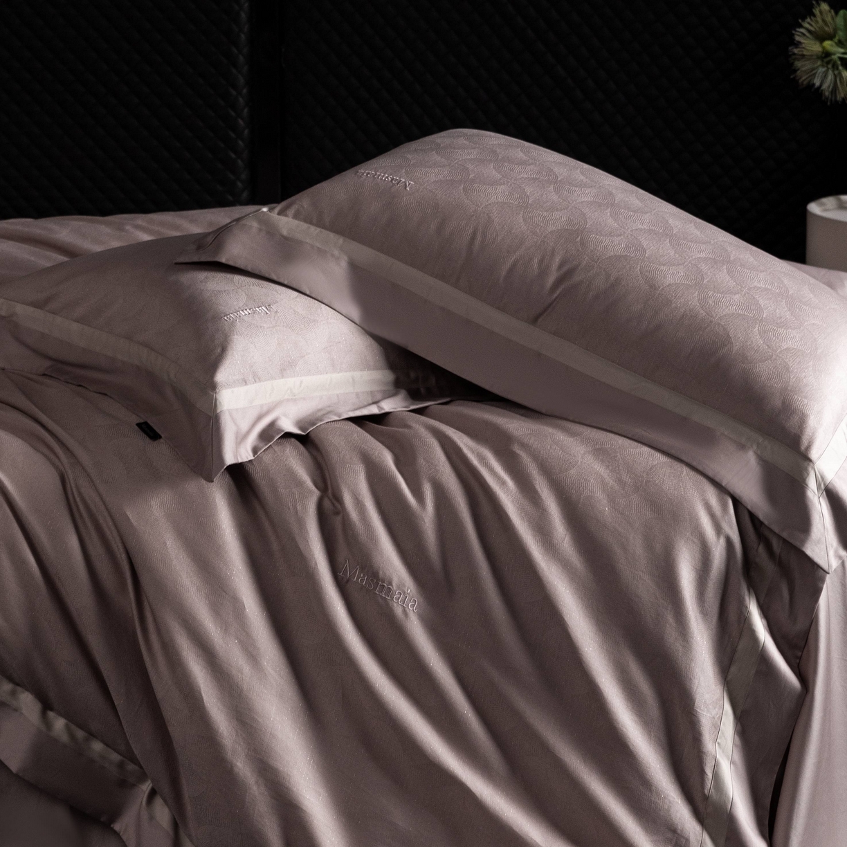 91家纺网 家纺一手货源 找家纺 安莱生活 2025年新品50银丝星晴提花系列四件套 寻觅