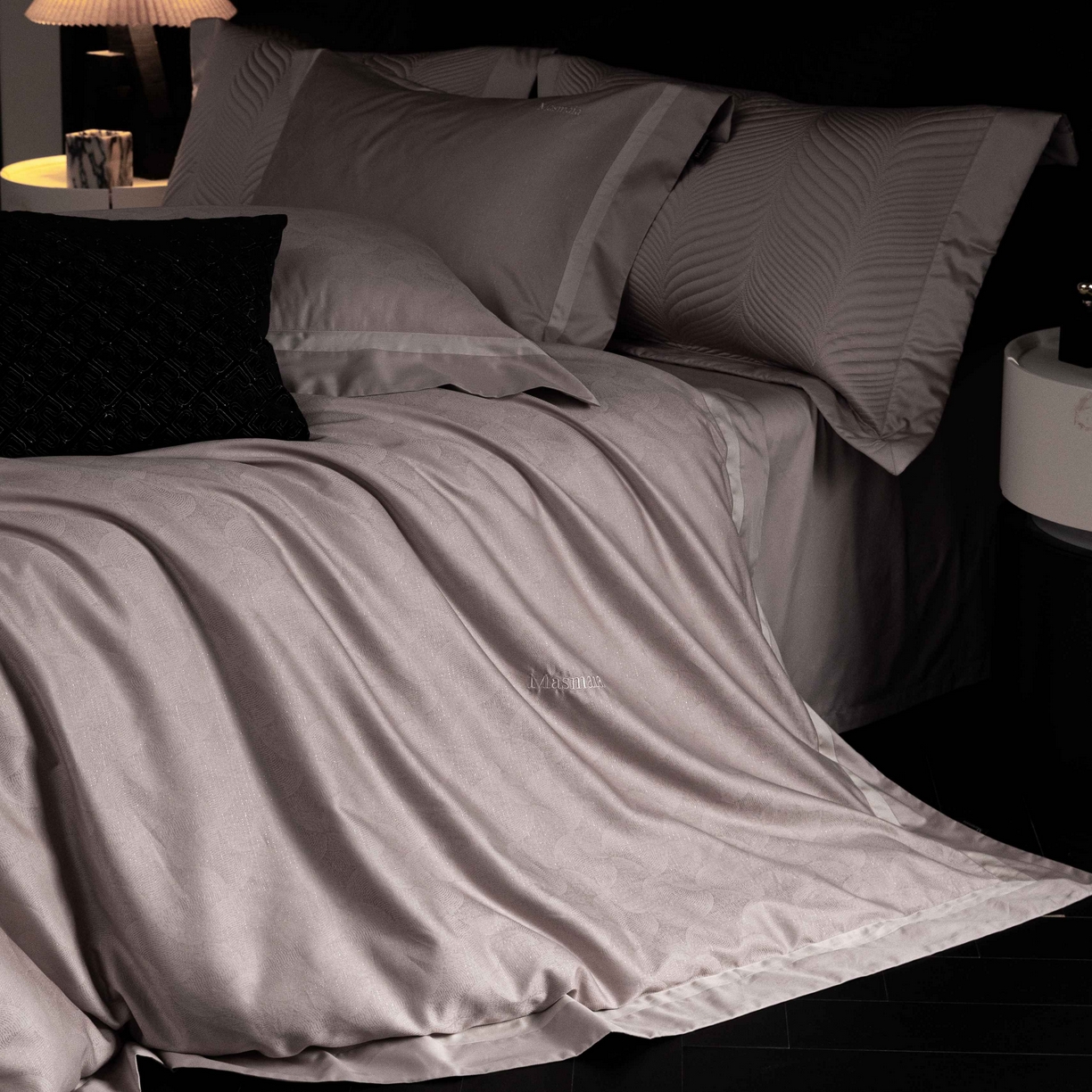 91家纺网 家纺一手货源 找家纺 安莱生活 2025年新品50银丝星晴提花系列四件套 寻觅