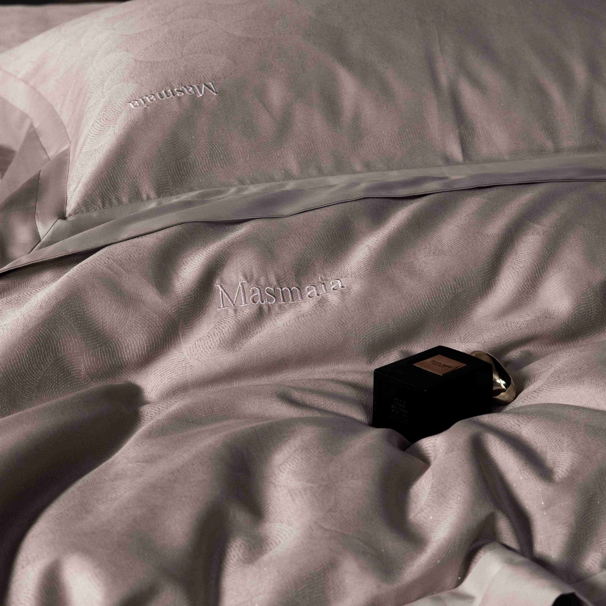 91家纺网 家纺一手货源 找家纺 安莱生活 2025年新品50银丝星晴提花系列四件套 寻觅