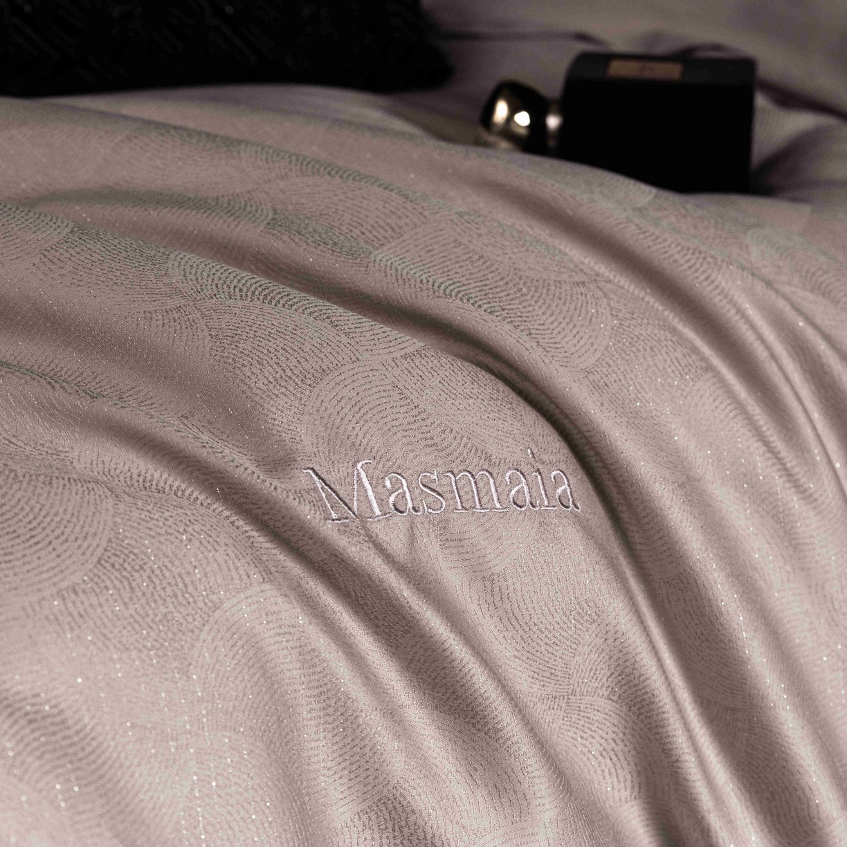 91家纺网 家纺一手货源 找家纺 安莱生活 2025年新品50银丝星晴提花系列四件套 寻觅