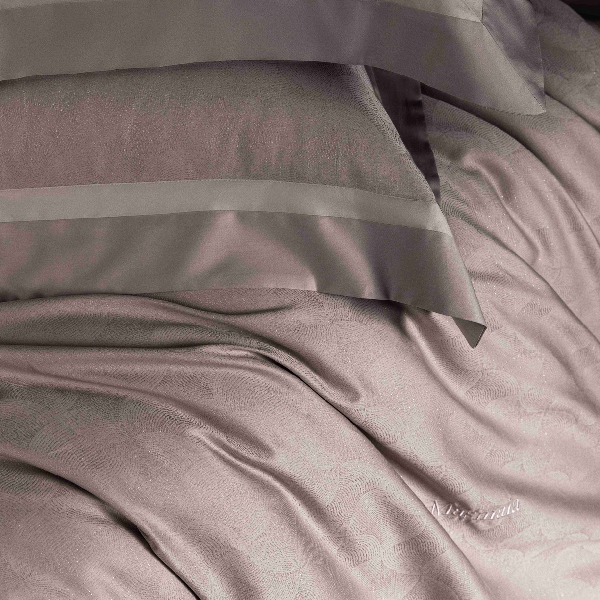 91家纺网 家纺一手货源 找家纺 安莱生活 2025年新品50银丝星晴提花系列四件套 寻觅