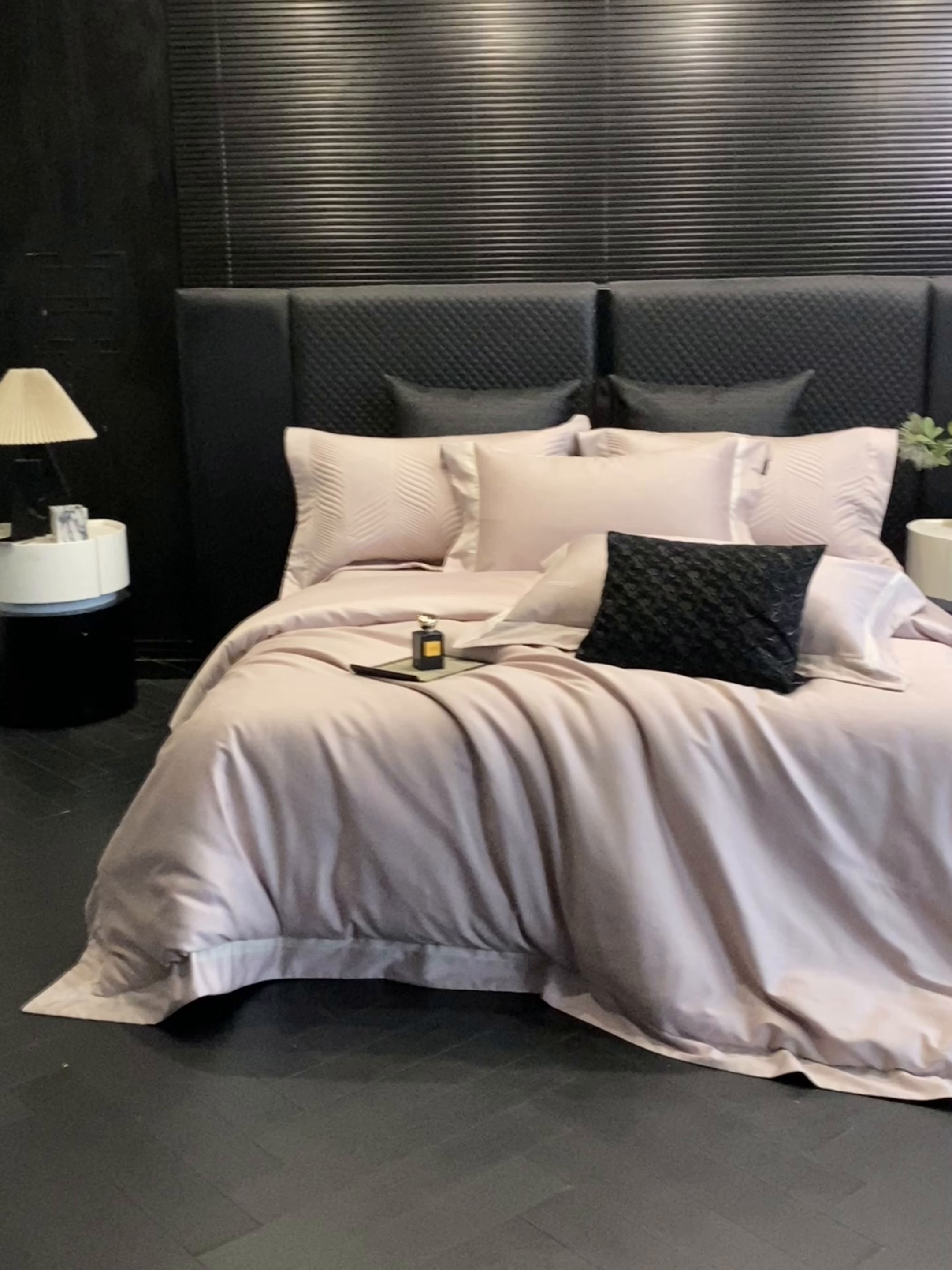 91家纺网 家纺一手货源 找家纺 安莱生活 2025年新品50银丝星晴提花系列四件套 寻觅