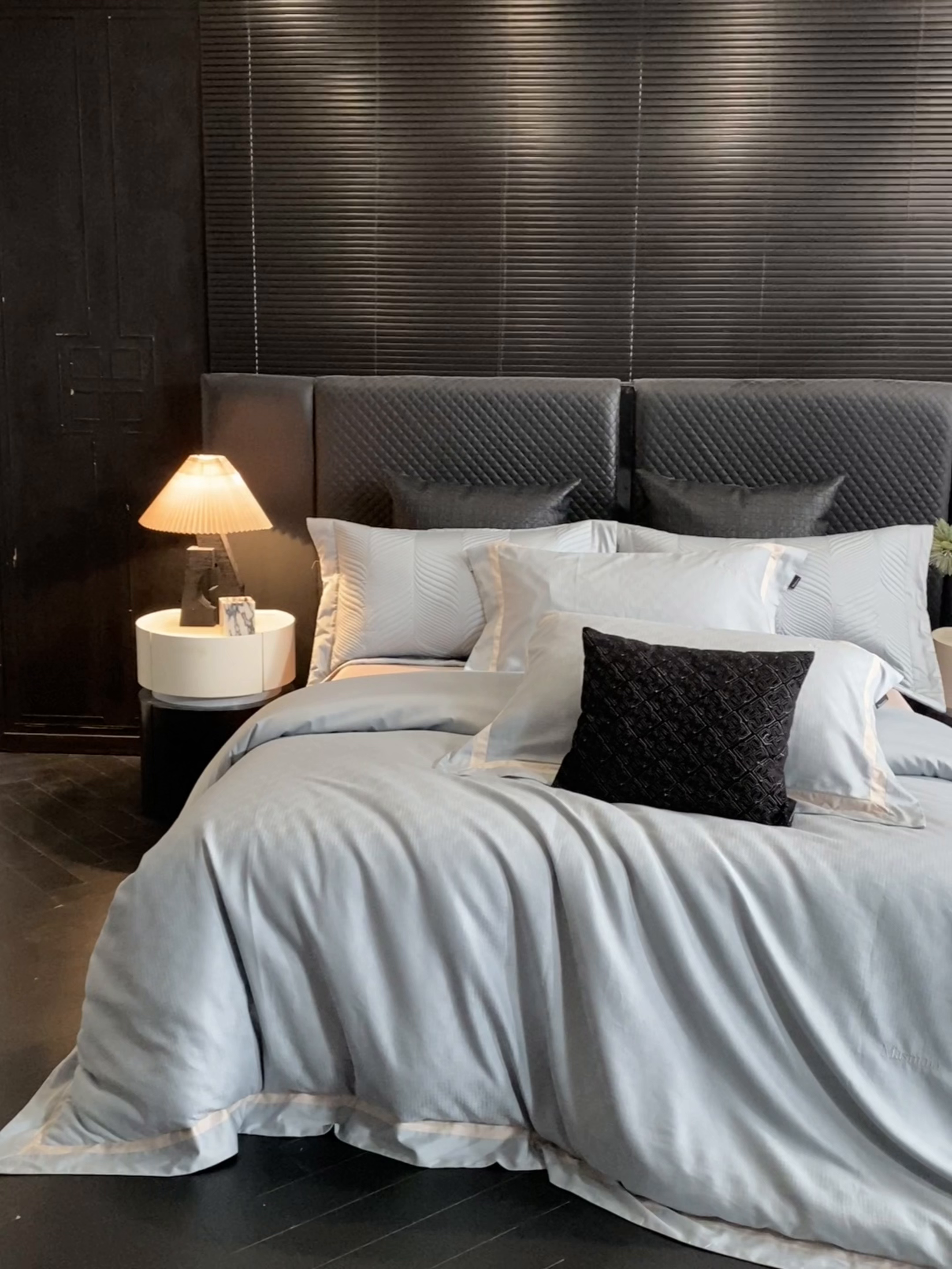 91家纺网 家纺一手货源 找家纺 安莱生活 2025年新品50银丝星晴提花系列四件套 知意