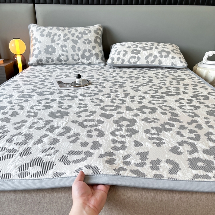 91家纺网 家纺一手货源 找家纺 子曰 2025春夏新款A类中分子430gPE聚乙烯乙纶凉豆豆凉席-床席款 小豹纹-灰