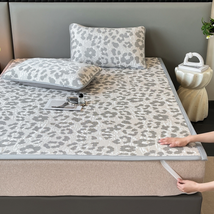 91家纺网 家纺一手货源 找家纺 子曰 2025春夏新款A类中分子430gPE聚乙烯乙纶凉豆豆凉席-床席款 小豹纹-灰