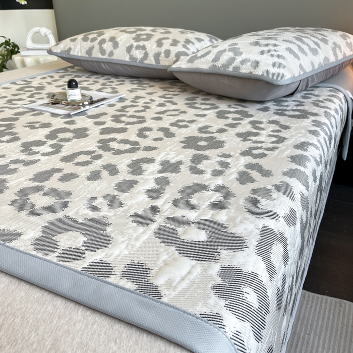 91家纺网 家纺一手货源 找家纺 子曰 2025春夏新款A类中分子430gPE聚乙烯乙纶凉豆豆凉席-床席款 小豹纹-灰