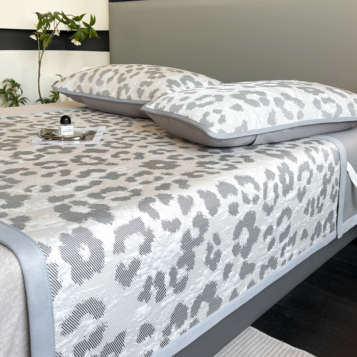 91家纺网 家纺一手货源 找家纺 子曰 2025春夏新款A类中分子430gPE聚乙烯乙纶凉豆豆凉席-床席款 小豹纹-灰