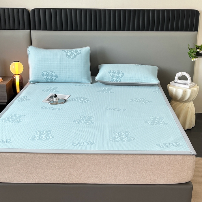 91家纺网 家纺一手货源 找家纺 子曰 2025春夏新款A类中分子430gPE聚乙烯乙纶凉豆豆凉席-床席款 快乐熊-蓝