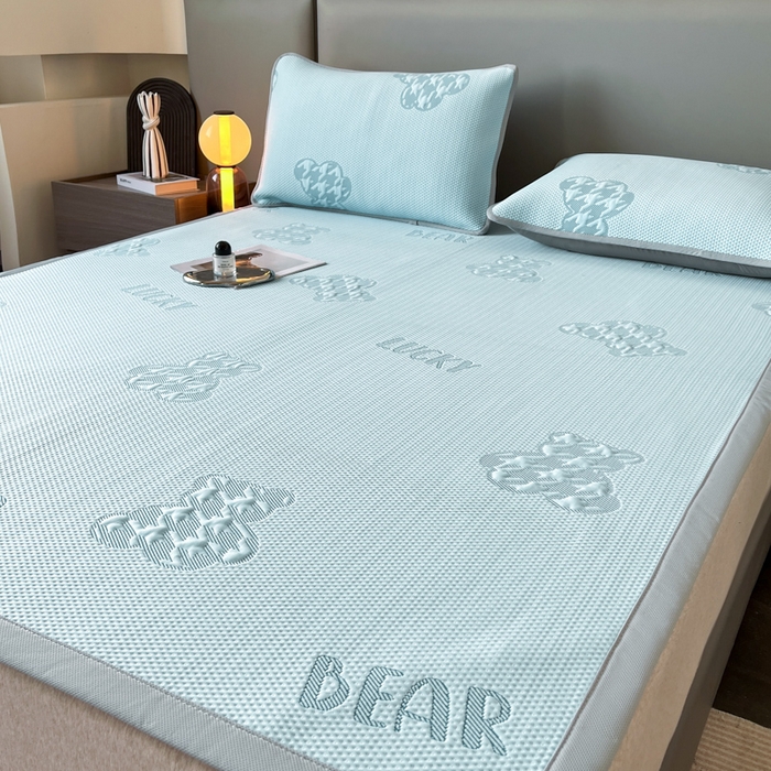 91家纺网 家纺一手货源 找家纺 子曰 2025春夏新款A类中分子430gPE聚乙烯乙纶凉豆豆凉席-床席款 快乐熊-蓝