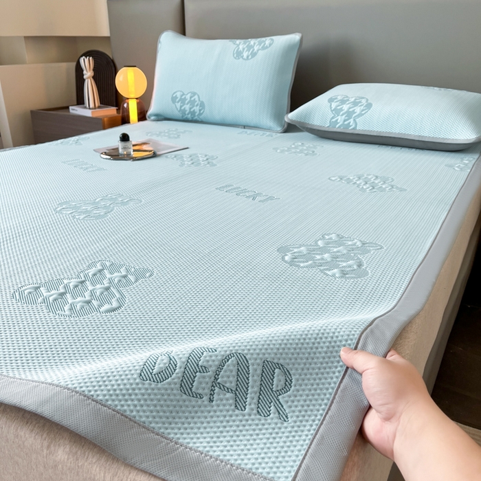 91家纺网 家纺一手货源 找家纺 子曰 2025春夏新款A类中分子430gPE聚乙烯乙纶凉豆豆凉席-床席款 快乐熊-蓝