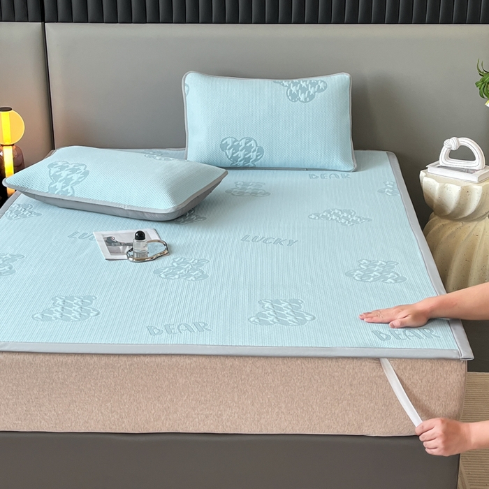 91家纺网 家纺一手货源 找家纺 子曰 2025春夏新款A类中分子430gPE聚乙烯乙纶凉豆豆凉席-床席款 快乐熊-蓝