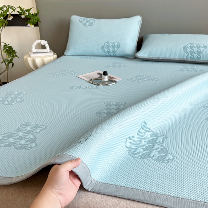 91家纺网 家纺一手货源 找家纺 子曰 2025春夏新款A类中分子430gPE聚乙烯乙纶凉豆豆凉席-床席款 快乐熊-蓝