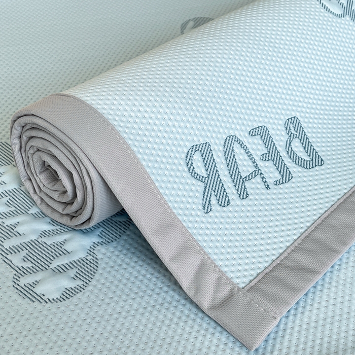 91家纺网 家纺一手货源 找家纺 子曰 2025春夏新款A类中分子430gPE聚乙烯乙纶凉豆豆凉席-床席款 快乐熊-蓝