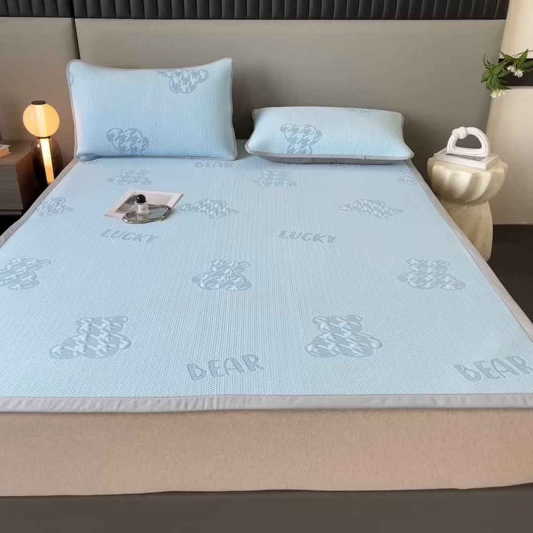 91家纺网 家纺一手货源 找家纺 子曰 2025春夏新款A类中分子430gPE聚乙烯乙纶凉豆豆凉席-床席款 快乐熊-蓝